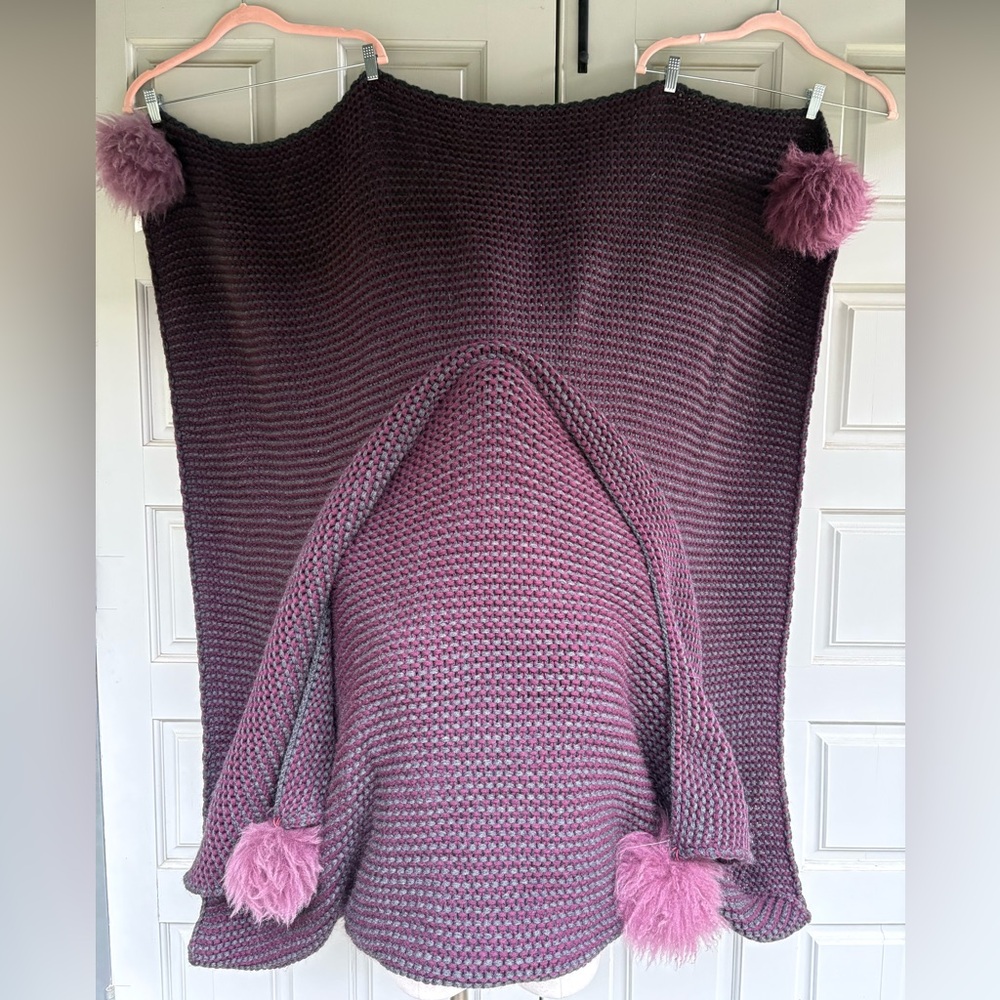UGG Purple Knit 🧶 Blanket ~ Throw with Pom Poms